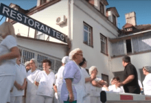 Privatizacija svega: hranu u Kliničkom centru će spremati privatna firma po tri puta višoj ceni Radnice ispred TEC Kliničkog centra Srbije