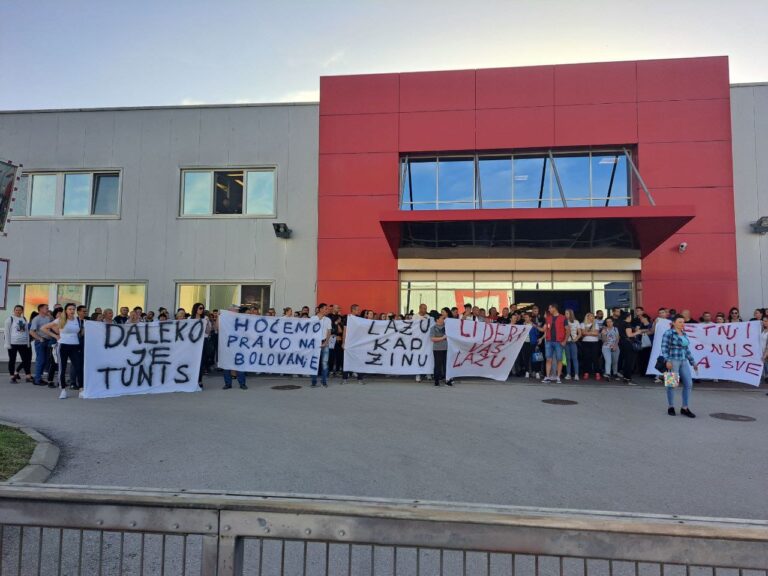 Radnici Jure ispred fabričke zgrade u Leskovcu; Foto: Radnički glas