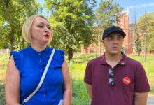 Studentu iz Niša nastavljeno suđenje zbog teleskopske palice: „Zgrožen sam što sam istovremeno oštećeni i okrivljeni“ Student Veljko Mušanović sa advokaticom Jasminom Antonijević