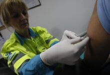 Vakcinacija bi doprinela smanjenju upotrebe antibiotika Beograd31/10/2007 Lekari klinike Anlave vakcinisu novinare Pressa protiv gripa