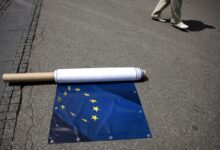 EU i Rusija u nedoumici: mogu li spasiti režim koji propada? baner sa zastavom EU na zemlji