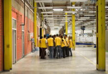 Sistemsko kršenje radnih prava u automobilskoj i tekstilnoj industriji u Srbiji radnici u fabričkoj hali