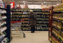 Svetski dan hrane: Rastuća glad u svetu i u Srbiji žena pred rafovima u prodavnici