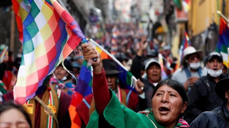 Protest protiv pučističke valde u Boliviji, jun 2020. pod zastavom Vipala koja je simbol autohotnog stanovništva; Izvor: Evo Morales Ayma / Facebook