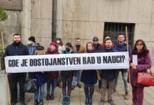 Sindikat nauke Srbije stupa u jednodnevni štrajk solidarnosti sa studentima Protest Sindikata nauke ispred Vlade: „Samo solidarnost, to jedino što može da nas spasi“