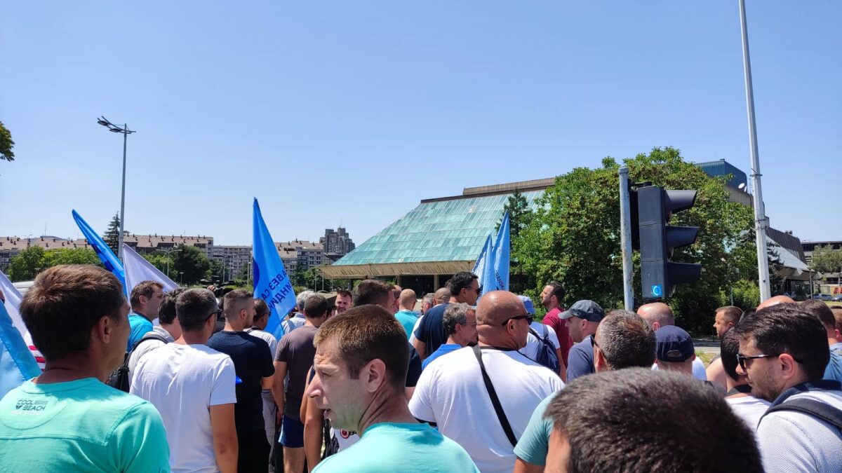 Radnici Fiajta ispred Sava centra