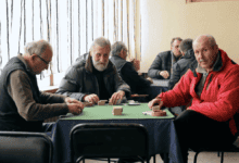 Smeštaj u domovima za stare poskupljuje za 30 odsto i neće svako moći da ga plati penzioneri igraju domine, insert iz filma