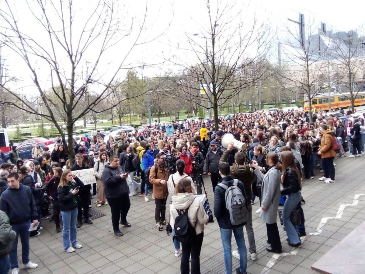 Protest srednjoškolaca ispred Ministarstva prosvete