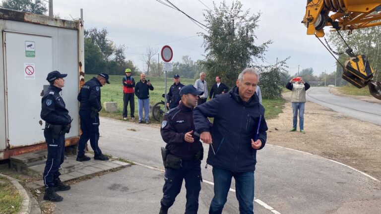 Privođenje aktivista na Savskom nasipu