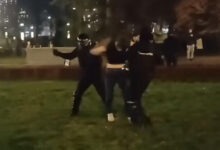 „Zaustavimo opasne izmene krivičnog zakonika!“, poziva Kreni-Promeni Prebijanje mladića na protestu u Beogradu; Foto: printskrin Mašininog snimka