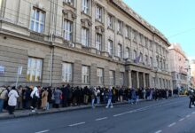 Studenti i profesori ispred Filološkog fakulteta odaju počast nastradaloj koleginici Anji Radonjić photo_2024-11-21_11-50-18