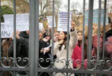 Protest ispred Gimnazije "Jovan Jovanović Zmaj" u Novom Sadu; Foto: Mašina