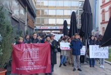 Studenti uz prosvetare: „U ovome smo zajedno, da vratimo ugled sistemu vaspitanja i obrazovanja koje je temelj našeg društva“ photo_2025-01-08_15-06-18