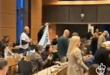 Aktivisti razvijaju baner u Evropskom parlamentu; Foto: snimak ekrana/Ne damo Jadar