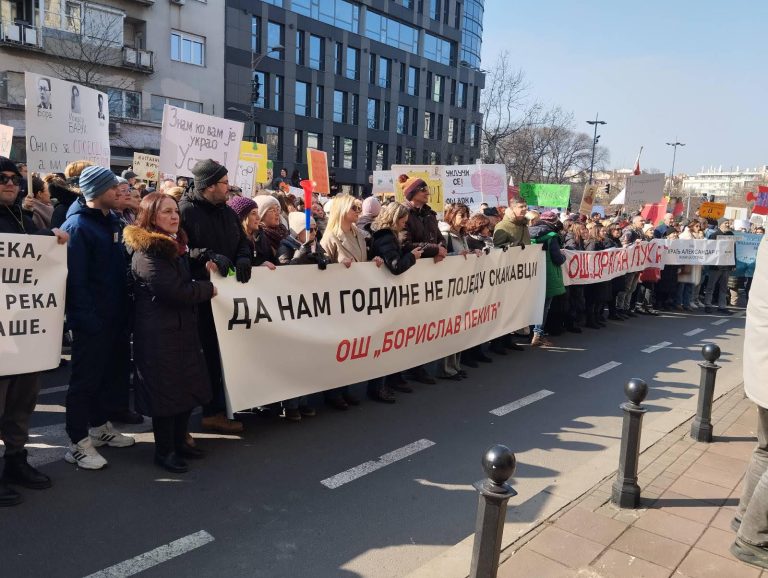 Protest prosvetnih radnika ispred Ustavnog suda; Foto: Mašina