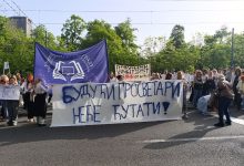 Prosvetni radnici, građanke i građani čekaju Dejana Vuka Stankovića na novom radnom mestu photo_2025-04-22_08-29-36