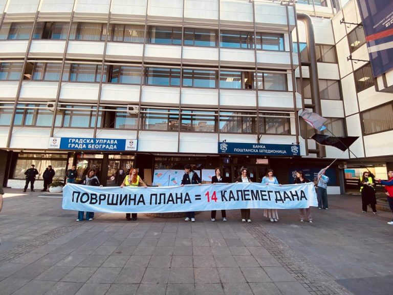 Protest ispred Gradske uprave, kada je otkazana javna rasprava o planu za Nacionalni stadion drugi put.