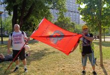 Večeras protest u Lazarevcu zbog otkaza radniku Kolubare, Goranu Perišiću Radnici Kolubare drže svoju zastavu.
