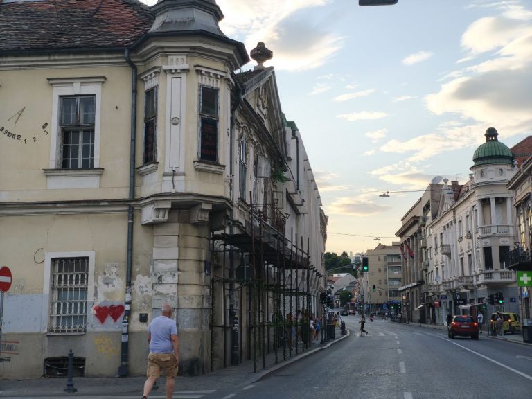 Zgrada sa sunčanim satom u Glavnoj ulici u Zemunu; Foto: Mašina