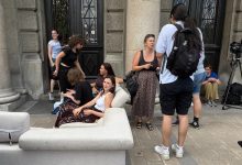 kauč i druge stvari ispred fakulteta