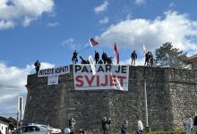 Natpis: "Pazar je svijet"
