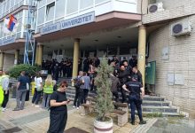 Uprava DUNP-a: Univerzitet se neće ugasiti, informacije iz medija netačne Policija blokira ulaz u univerzitet.
