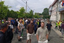 „To nisu nepoznati ljudi, to je privatno obezbeđenje“: Ko je izbacivao studente iz zgrade DUNP? Građani i studenti ispred zgrade DUNP-a.