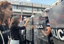 Žene ispred kordona policije
