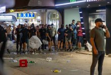 Osumnjičeni za napad na Kobre se i dalje terete za pokušaj ubistva, veštačenje pokazalo da nije bilo povreda opasnih po život Aktivisti SNS-a ispred stranačkih prostorija