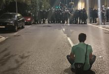 Vrbas, Novi Sad, Valjevo i Bačka Palanka: Godinu dana nasilja i policijske brutalnosti demonstrant pred kordonom policije