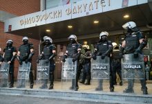 Počelo suđenje policiji za narušavanje autonomije univerziteta, dekan Alanović negirao da je toga bilo Korodon policije ispred ulaza na Filozofski fakultet