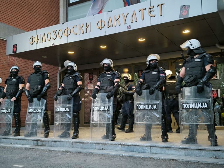 Korodon policije ispred ulaza na Filozofski fakultet