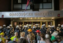 Zborovi Novog Sada najavili skup 5. septembra na godišnjicu policijskog nasilja Policijski kordon sprečava studente da uđu na Filozofski fakultet