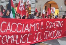 Dva miliona ljudi učestvovalo u demonstracijama u Italiji: Blokirani aerodromi, luke i autoputevi Foto: protest u Padovi, građani nose transparente