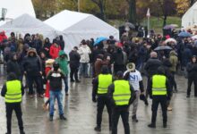 Najavljen veliki miting naprednjaka u Beogradu od 26. do 29. maja Aktivisti SNS-a ispred Narodne skupštine