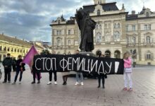Protest grupe „Žene za promene“ danas na Trgu slobode u Novom Sadu zbog dva slučaja femicida Stop femicidu