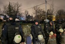 Policija primenila silu na Filozofskom fakultetu u Novom Sadu: protesti u više gradova u Srbiji Ispred Narodne skupštine nakon izbacivanja studenata sa Filozofskog fakulteta u Novom Sadu