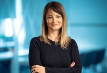 „Mladi poseduju intuitivnu mudrost za prepoznavanje neiskrenosti, političke kampanje to čini kontraproduktivnim ili banalnim u njihovim očima“, kaže Ana Mirković za Mašinu Ana Mirković