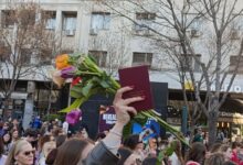 Studentkinja pozvana na saslušanje zbog nalepnica, studenti pozvali građane na protest u 15 časova ispred zgrade SIV-a Indeks i cveće
