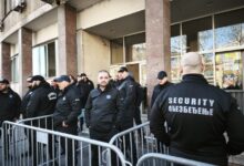 Najavljena sednica Skupštine grada Beograda za 27. april: sindikati i udruženja strepe za budućnost GSP-a Obezbeđenje ispred Skupštine grada Beograda