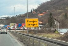 Pred lokalne izbore u Sevojnu: Jedan glas košta dva metra drva Tabla Sevojno pored puta