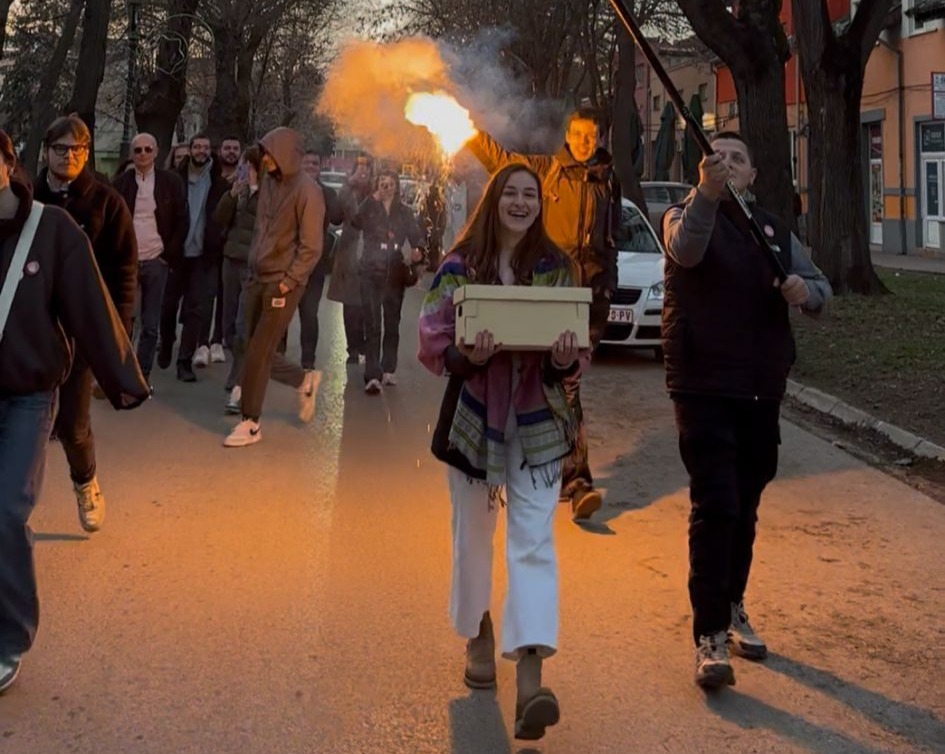 Predaja potpisa podrške listi Mladi Kula; Foto: Mladi Kula.