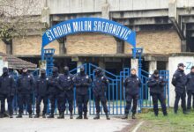 „Mislim da smo juče za dlaku izbegli da imamo smrtni slučaj“: napadi na novinare obeležili lokalne izbore u Srbiji Kordnom policije ispred kapije stadiona u Kuli