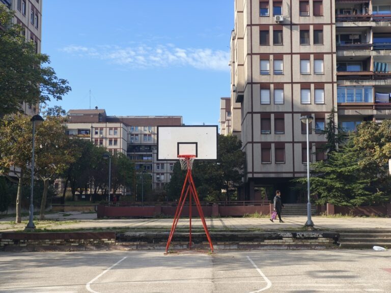 Košarkaški teren u beogradskim blokovima