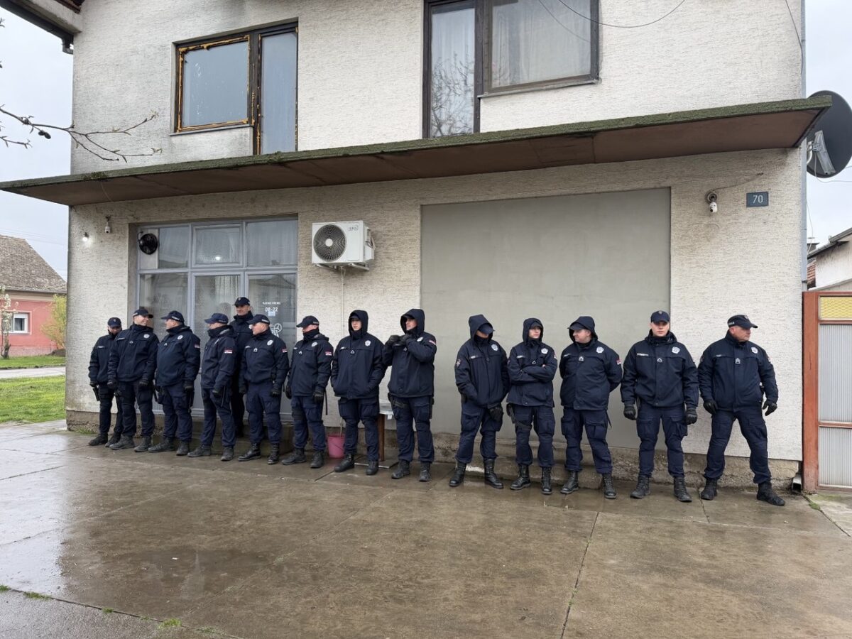 Policija štiti prilaz kafani u Crvenki