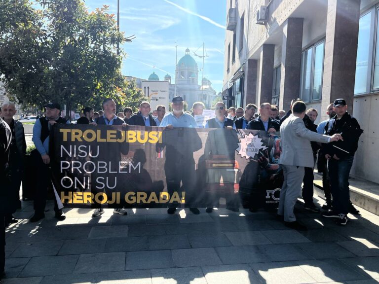 Trolejbusi nisu problem, protest ispred Skupštine grada