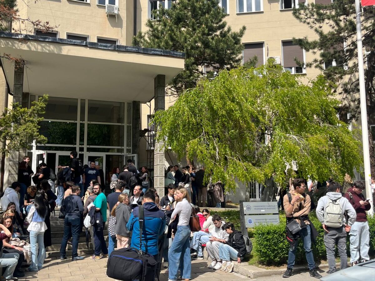 Studenti i građani ispred Medicinskog fakulteta u Beogradu