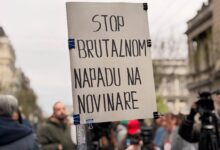 Nama su doslovno, ne metaforički, životi ugroženi: Protest zbog nasilja nad novinarima Transparent Stop brutalnom napadu na novinare