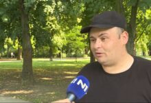 Skup podrške ispred Prvog osnovnog suda vozaču koji je odbio da vozi pristalice SNS-a Robert Vaš; Foto: Snimak ekrana/N1.