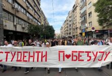 Studenti pobešuju transparent